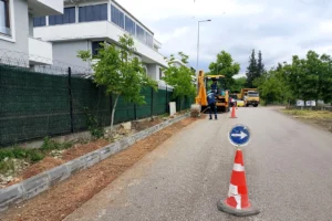 Kocaeli Büyükşehir Belediyesi ekipleri Kurban Bayramı öncesinde şehir genelinde kapsamlı bakım ve onarım çalışmaları yapıyor.
