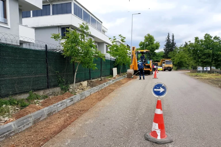 Kocaeli Büyükşehir Belediyesi ekipleri Kurban Bayramı öncesinde şehir genelinde kapsamlı bakım ve onarım çalışmaları yapıyor.