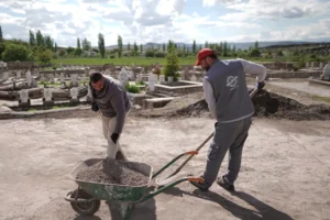 Kayseri Melikgazi'de Kurban Bayramı öncesi mezarlık temizliği yapılıyor