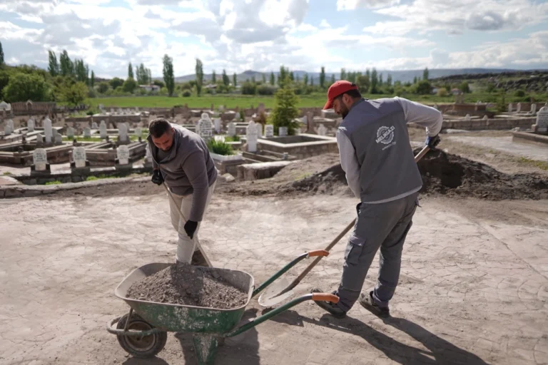 Kayseri Melikgazi'de Kurban Bayramı öncesi mezarlık temizliği yapılıyor