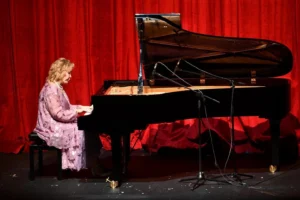 Ünlü piyanist Gülsin Onay Balıkesir'de konser verirken