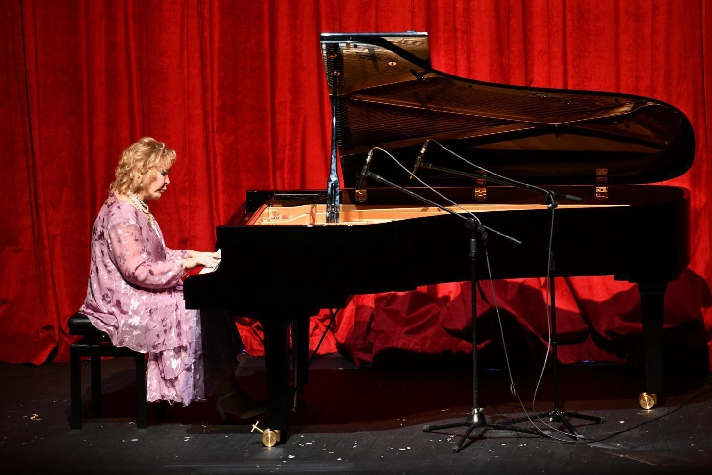 Ünlü piyanist Gülsin Onay Balıkesir'de konser verirken