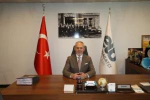 Taze çilekler kasalarda ihracat için hazırlanıyor