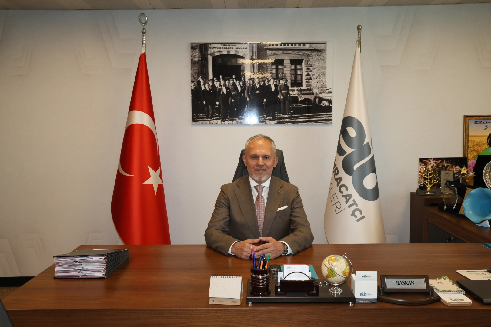 Taze çilekler kasalarda ihracat için hazırlanıyor