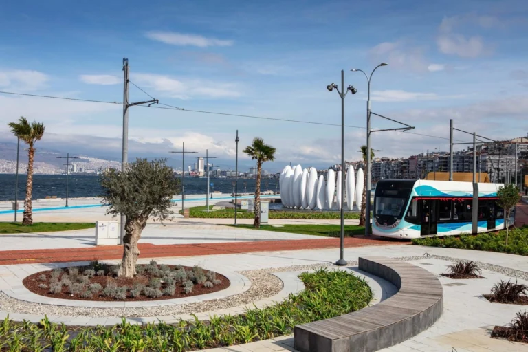 İzmir Büyükşehir Belediyesi, Kurban Bayramı öncesinde park ve yeşil alanlarda bakım ve yenileme çalışmalarını hızlandırdı.