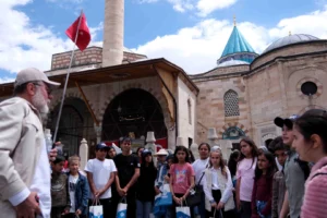Karatay Kitap Okuma Projesi kapsamında gezi ödülü kazanan öğrenciler