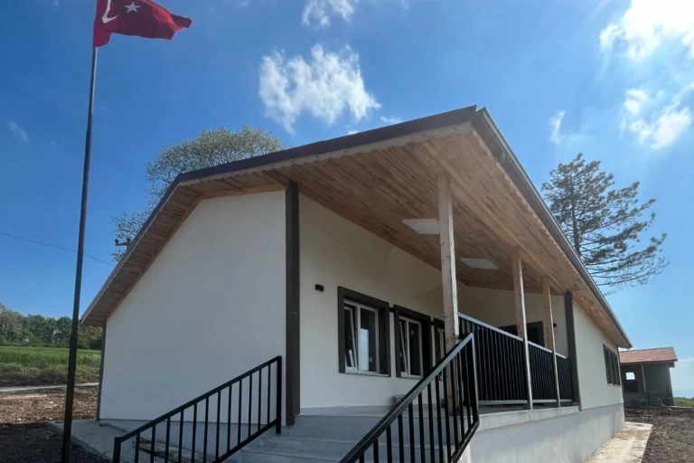 Kocaeli'de eski okul binası, Büyükşehir Belediyesi'nin çalışmalarıyla modern bir sosyal alana dönüştürüldü.