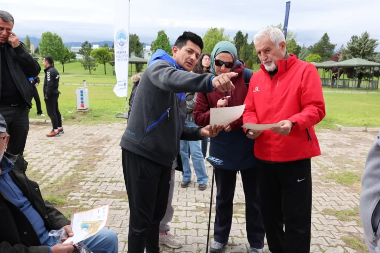 Kayseri Büyükşehir Belediyesi Oryantiring Etkinliği katılımcıları doğada yarışırken