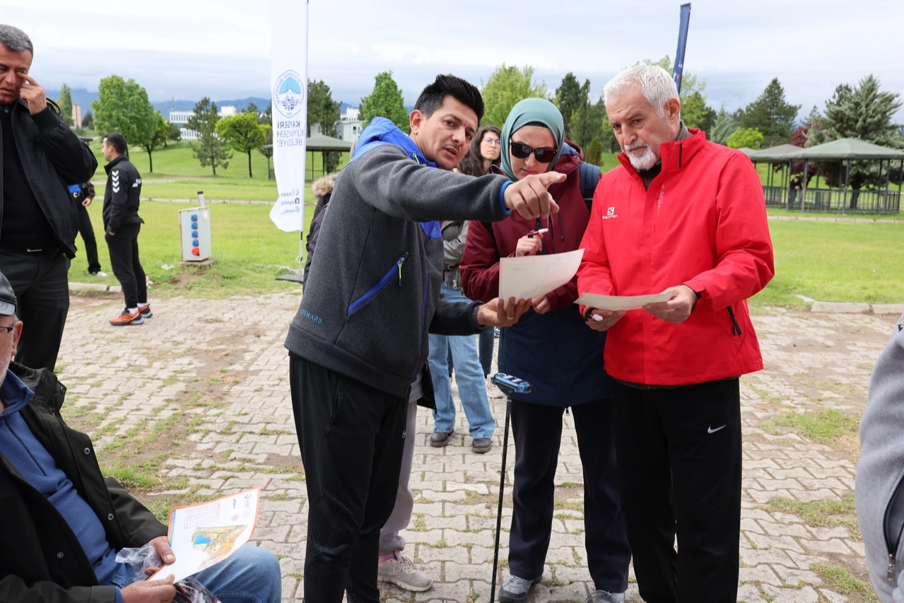 Kayseri Büyükşehir Belediyesi Oryantiring Etkinliği katılımcıları doğada yarışırken