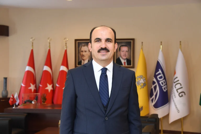 Konya Büyükşehir Belediyesi'nin yaşlılar ve gaziler için başlattığı Vefa Umresi projesi kapsamında çekilmiş temsili bir görsel.