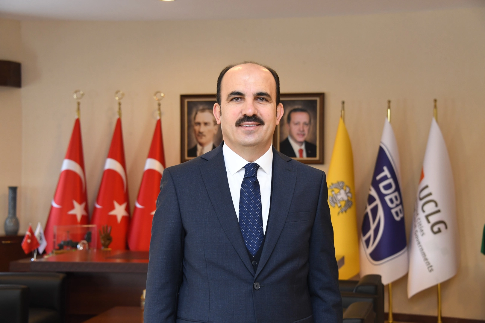 Konya Büyükşehir Belediyesi'nin yaşlılar ve gaziler için başlattığı Vefa Umresi projesi kapsamında çekilmiş temsili bir görsel.