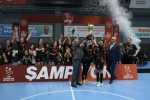 Bursa Büyükşehir Belediyespor hentbol takımı şampiyonluk kupasıyla