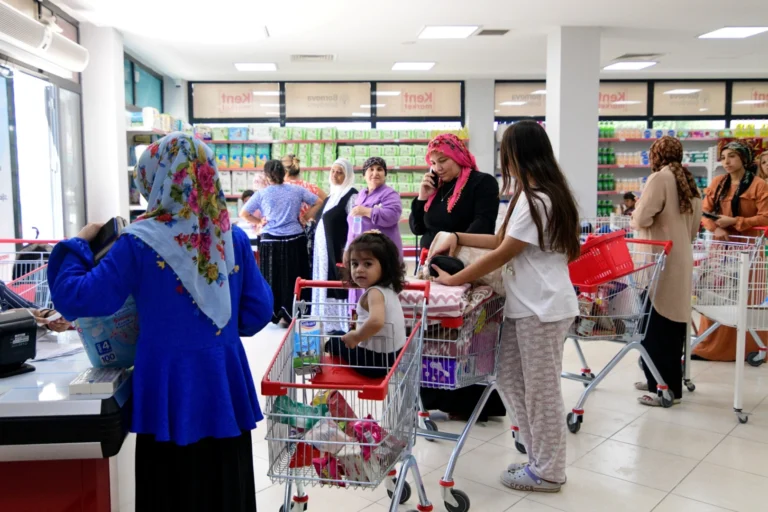 Bornova Belediyesi Kurban Bayramı öncesinde ihtiyaç sahibi ailelere Kent Marketler aracılığıyla destek sağladı.