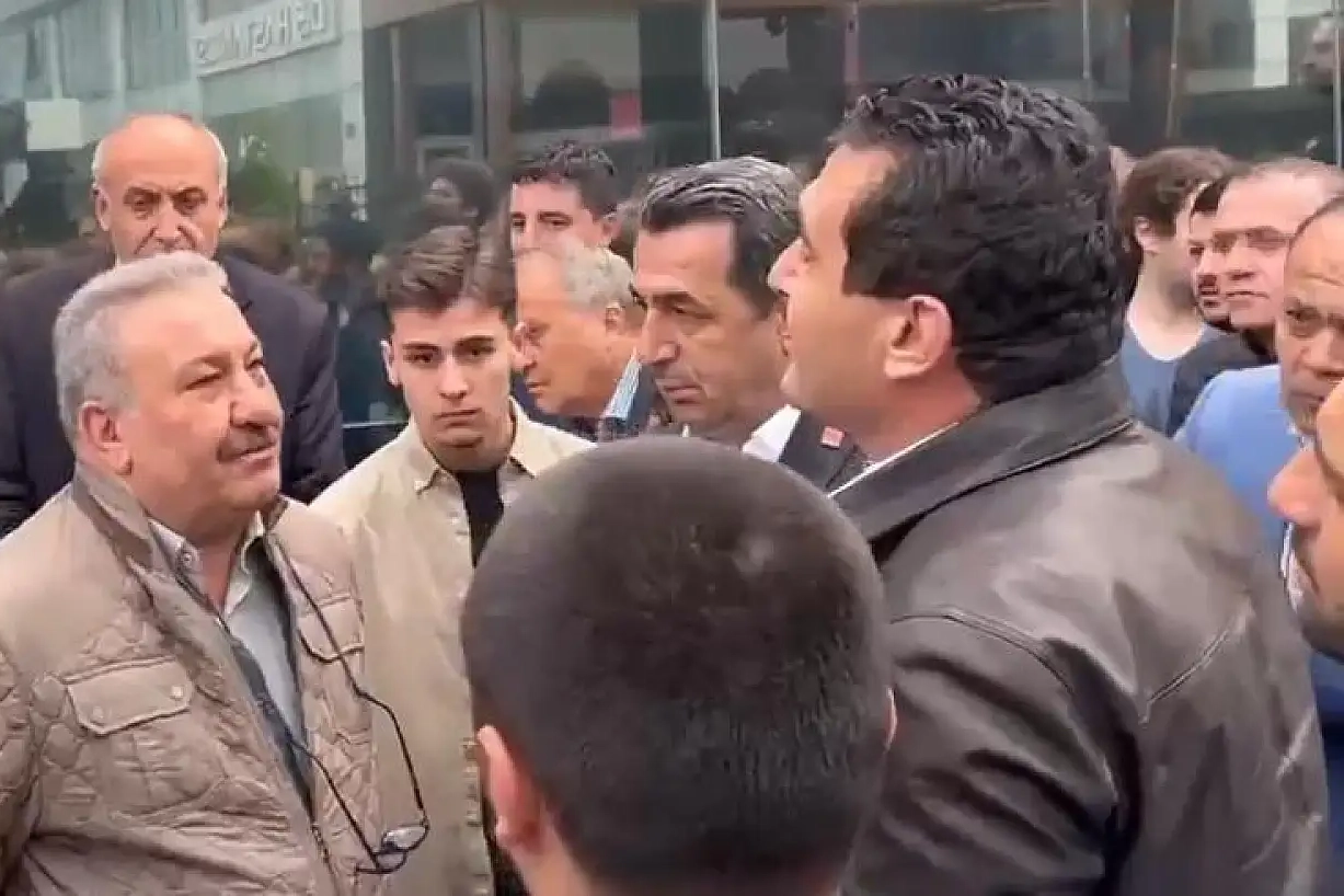 CHP Genel Merkezi önünde İbrahim Varol'a yönelik tavır.