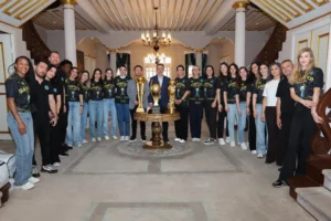 Bursa Büyükşehir Belediyespor Kadın Hentbol Takımı şampiyonluk kupalarıyla birlikte Başkan Vekili Şahin Biba'yı ziyaret etti.