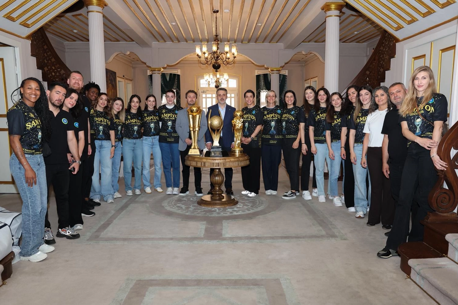 Bursa Büyükşehir Belediyespor Kadın Hentbol Takımı şampiyonluk kupalarıyla birlikte Başkan Vekili Şahin Biba'yı ziyaret etti.