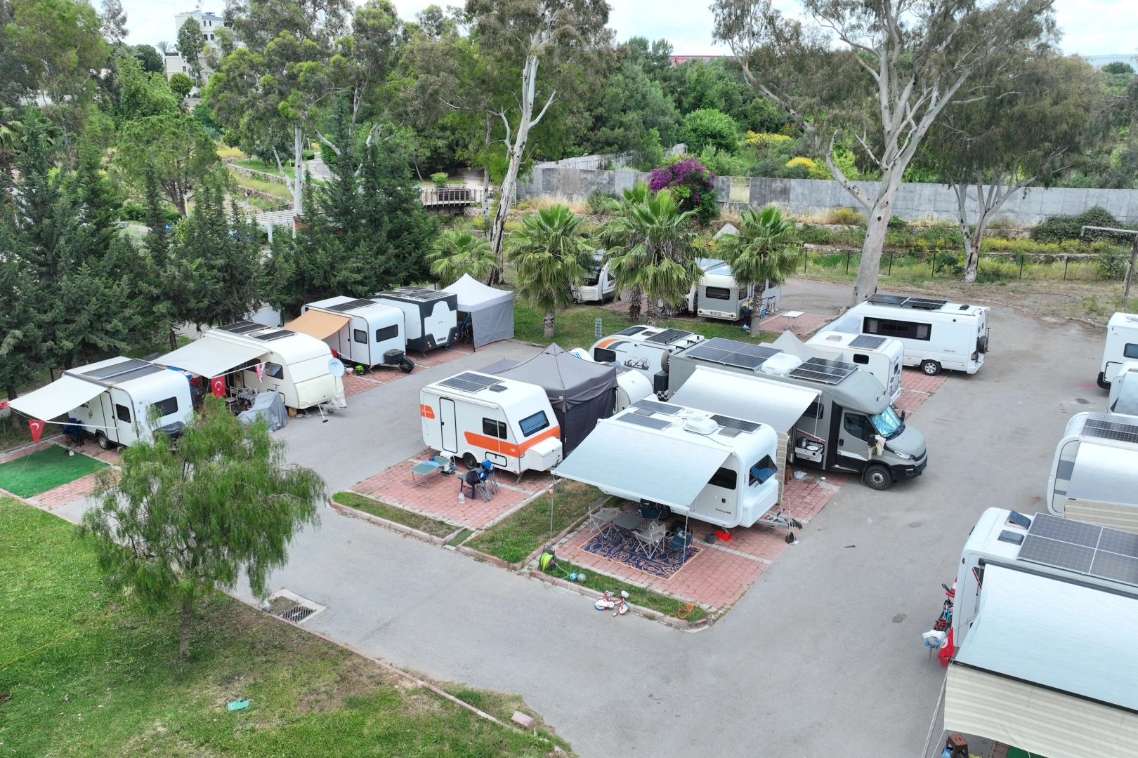 Antalya Konyaaltı Karavan Park'ta Kurban Bayramı tatili öncesi yoğunluk yaşayan karavanlar