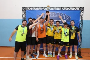Konya'da düzenlenen ilçeler arası voleybol turnuvasına katılan sporcular