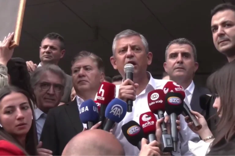 CHP Genel Başkanı Özgür Özel, partinin genel merkezi önünde açıklama yapıyor.