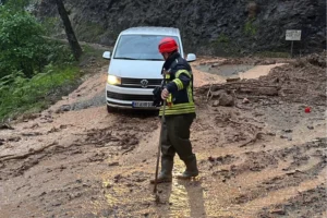 Trabzon Araklı'da sel sonrası itfaiye ekiplerinin kurtarma çalışması