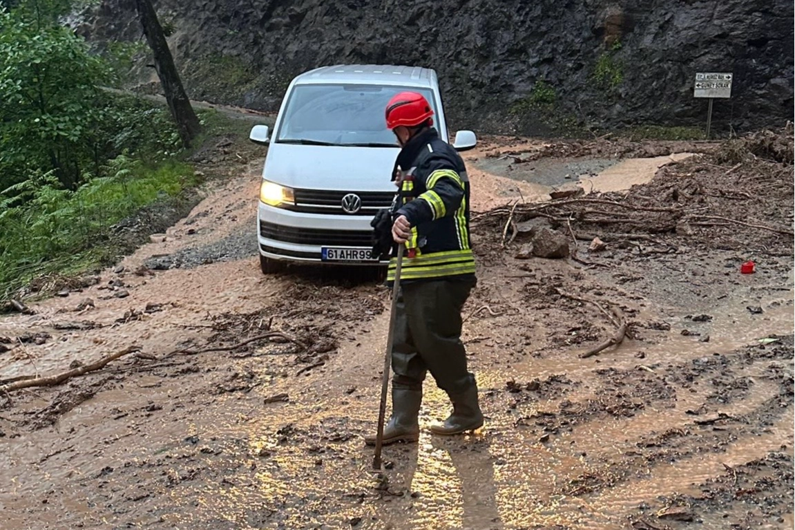 Trabzon Araklı'da sel sonrası itfaiye ekiplerinin kurtarma çalışması