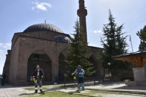 Kocasinan'da Kurban Bayramı öncesi mezarlık ve cami temizliği çalışmaları