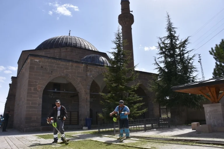 Kocasinan'da Kurban Bayramı öncesi mezarlık ve cami temizliği çalışmaları