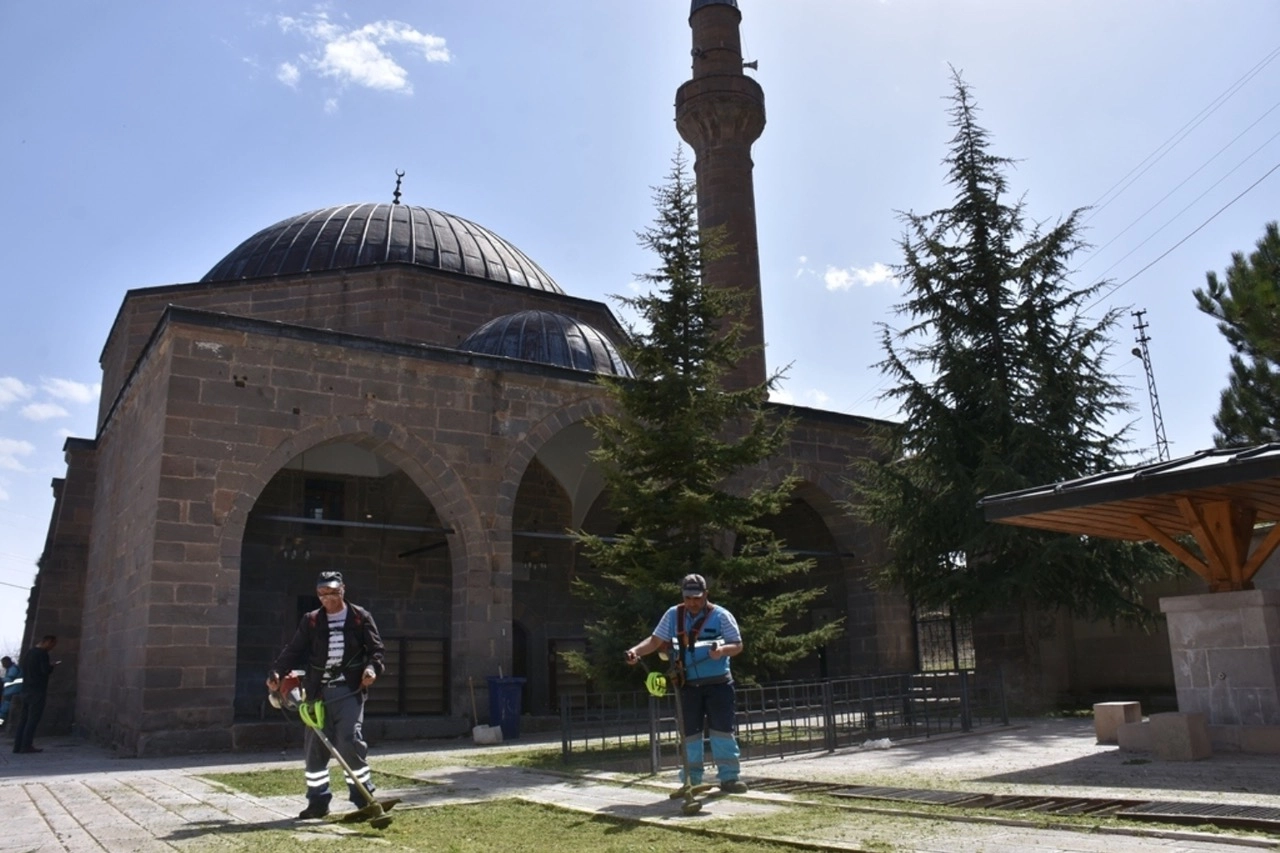 Kocasinan'da Kurban Bayramı öncesi mezarlık ve cami temizliği çalışmaları