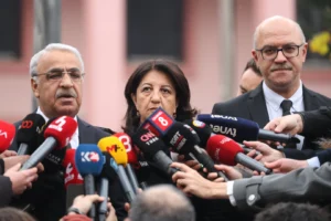 DEM Parti İmralı Heyeti, demokratikleşmenin acil bir ihtiyaç olduğunu belirten bir açıklama yaptı.