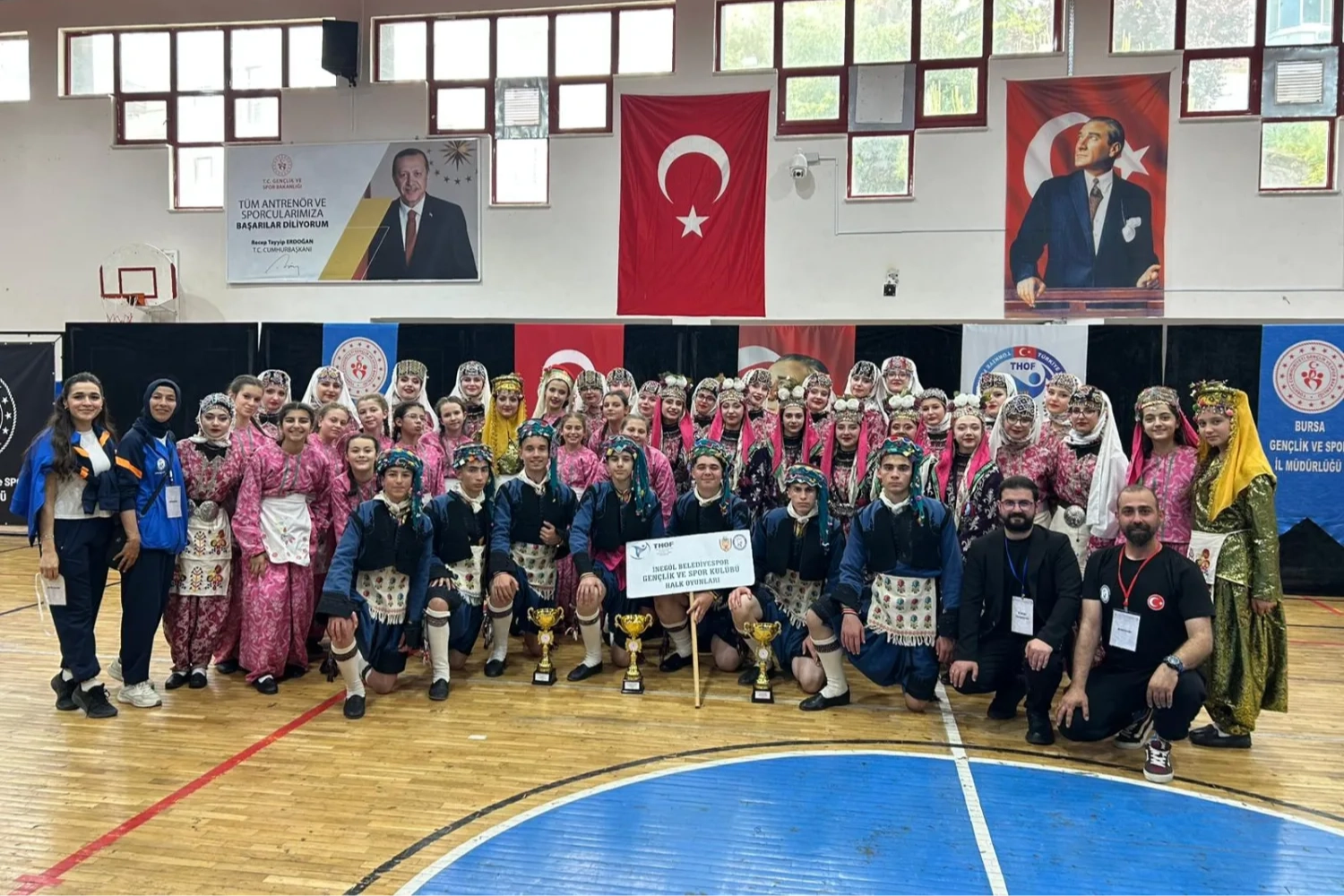 İnegöl Belediyesi Halk Dansları Topluluğu'nun bölge finallerinde birincilik kazanan ekibi sahnede