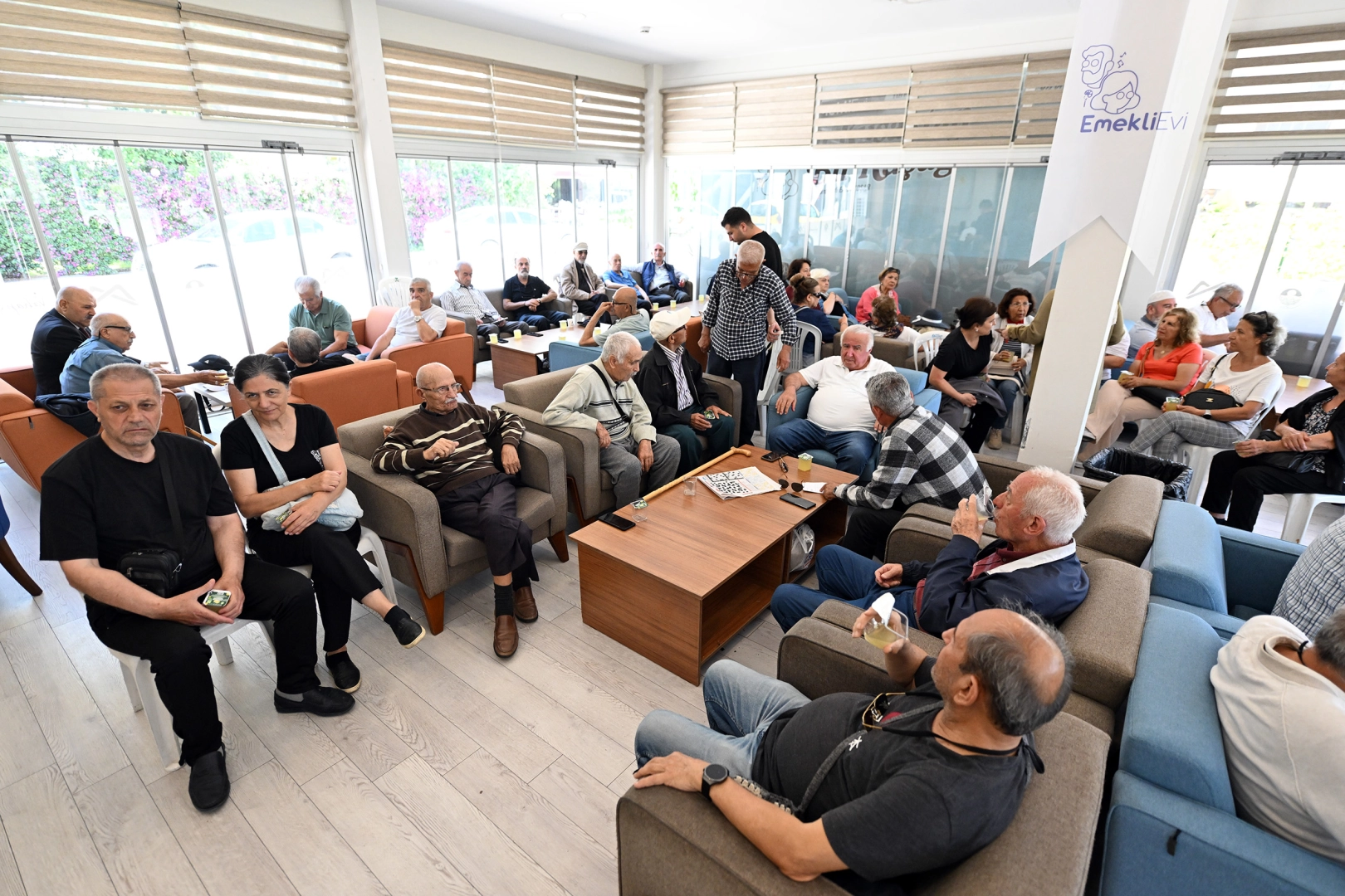 Mersin'de Yenişehir Emekli Evi'nde düzenlenen bayramlaşma programında bir araya gelen emekliler