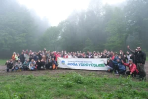 Sakarya Büyükşehir Belediyesi tarafından düzenlenen bahar doğa yürüyüşlerinin Keremali Yaylası'ndaki final etkinliğinden bir görüntü.