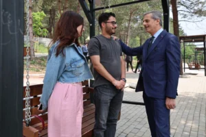 Sakarya Büyükşehir Belediye Başkanı Yusuf Alemdar, Sapanca Gölü kıyısındaki Huzur Koridoru projesini inceliyor.