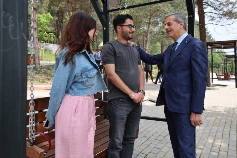 Sakarya Büyükşehir Belediye Başkanı Yusuf Alemdar, Sapanca Gölü kıyısındaki Huzur Koridoru projesini inceliyor.