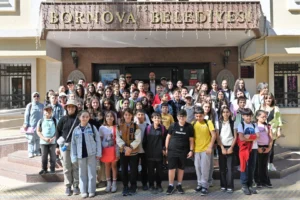 İzmirli ortaokul öğrencileri Bornova Belediyesi'ni ziyaret ederek yerel yönetim ve teknoloji projeleri hakkında bilgi aldı.