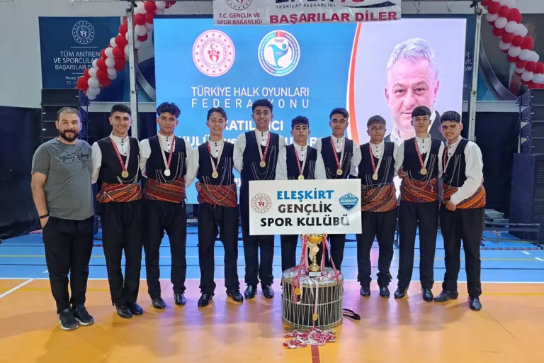 Artvin Eleşkirt Gençlik Spor Kulübü halk oyunları yarışmasında bölge birincisi oldu
