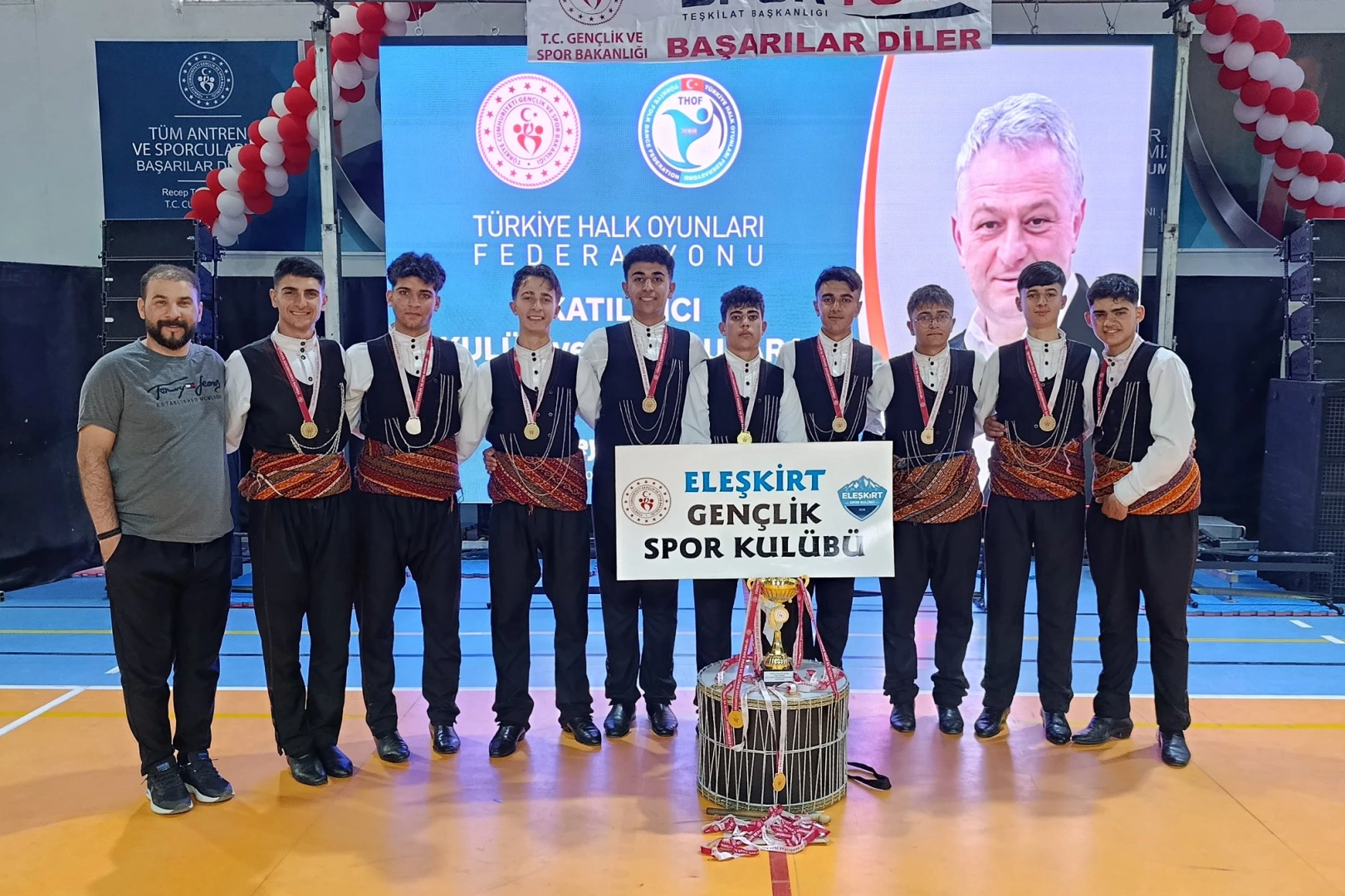 Artvin Eleşkirt Gençlik Spor Kulübü halk oyunları yarışmasında bölge birincisi oldu