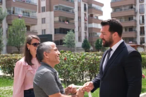 Nilüfer Belediyesi heyeti, Kurban Bayramı öncesinde site görevlilerini ziyaret ederek destek sundu.