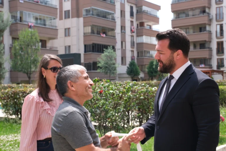 Nilüfer Belediyesi heyeti, Kurban Bayramı öncesinde site görevlilerini ziyaret ederek destek sundu.
