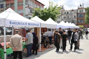 Kayseri Melikgazi Antika Pazarı'nda sergilenen nostaljik ürünler yoğun ilgi görüyor.