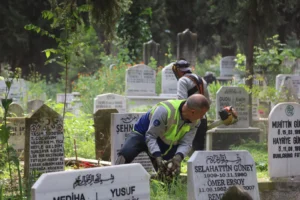 Bursa mezarlıkları Kurban Bayramı öncesi temizlendi