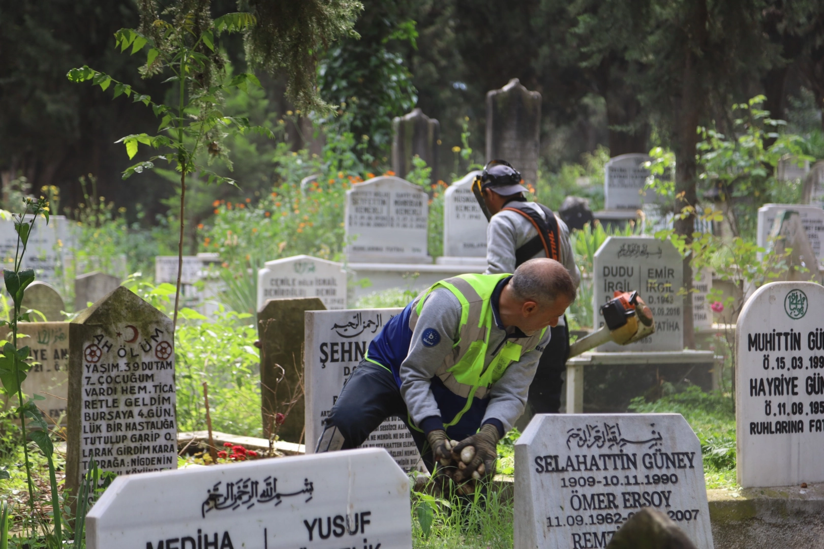 Bursa mezarlıkları Kurban Bayramı öncesi temizlendi