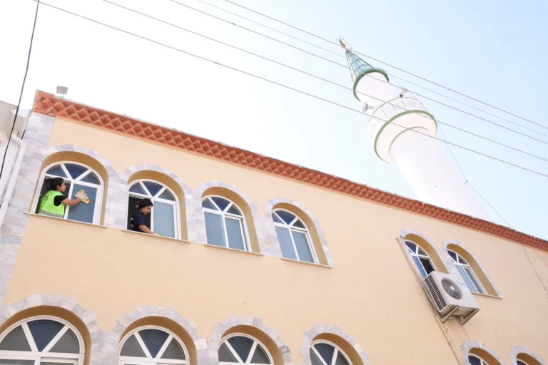 Çiğli'de Kurban Bayramı öncesi camilerde yapılan temizlik çalışmaları