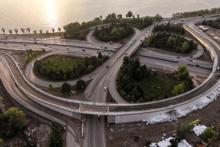 Kocaeli Başiskele Kavşağı'nda trafiği rahatlatan yeni bağlantı yolunun hizmete açılması