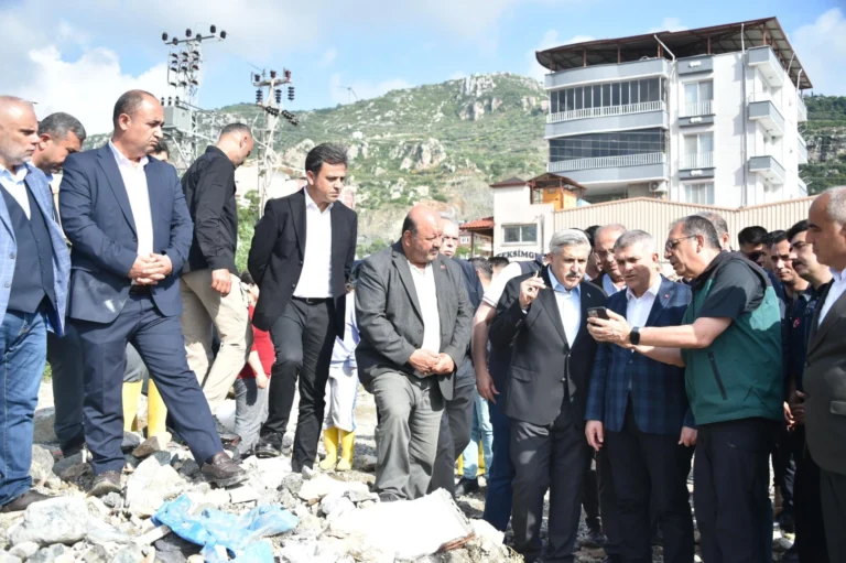 AK Parti Genel Başkan Yardımcısı Hüseyin Yayman, Hatay'da sel felaketinden etkilenen bölgeleri inceledi.