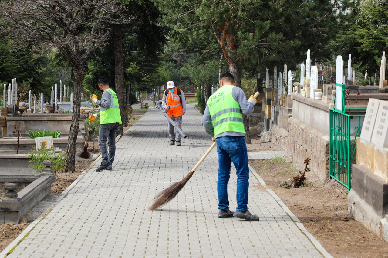 Talas Belediyesi, Kurban Bayramı öncesinde ilçe genelinde kapsamlı temizlik ve düzenleme çalışmaları yaparak bayrama hazırlandı.
