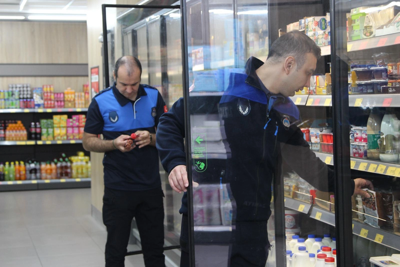 Giresun'da zabıta ekipleri marketlerde fiyat etiketleri ve son kullanma tarihlerini denetliyor.
