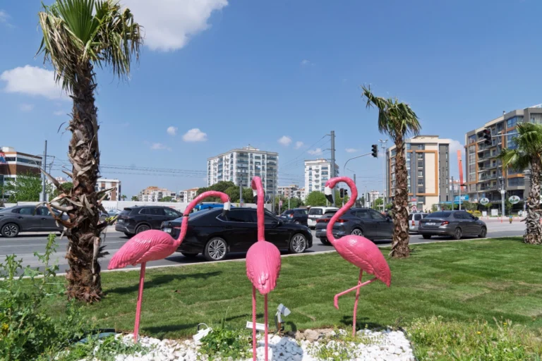 İzmir'de yaz öncesi yapılan peyzaj çalışmaları kapsamında rengarenk çiçeklerle donatılmış bir meydan.