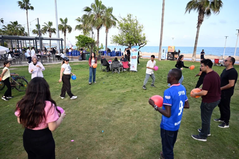 Mersin'de Hello Mersin Yabancı Dil Konuşma Kulübü'nün sahil etkinliğine katılanlar
