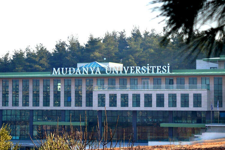 Mudanya Üniversitesi Uzaktan Eğitim Merkezi (MUDUZEM) logosu ve kampüs görseli.